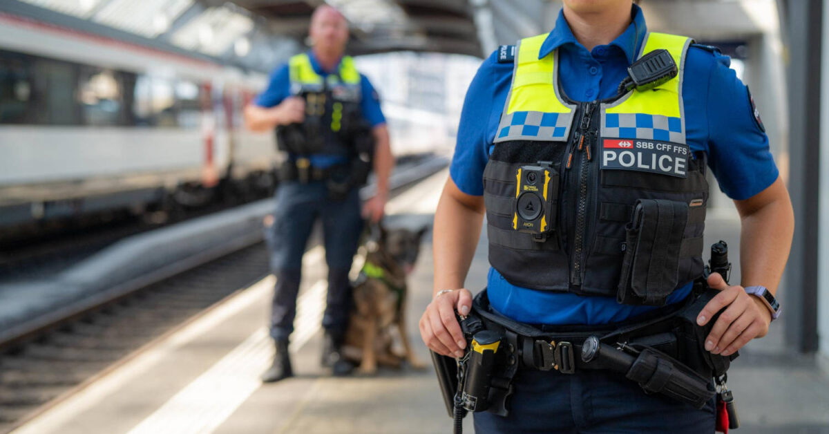Policía de Transportes de Suiza dotado de una cámara corporal (bodycam) en una estación de ferrocarril. © SBB-CFF-FFS.