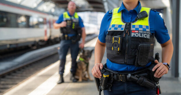 Swiss Transport Police equipped with a bodycam at a railway station. © SBB-CFF-FFS.