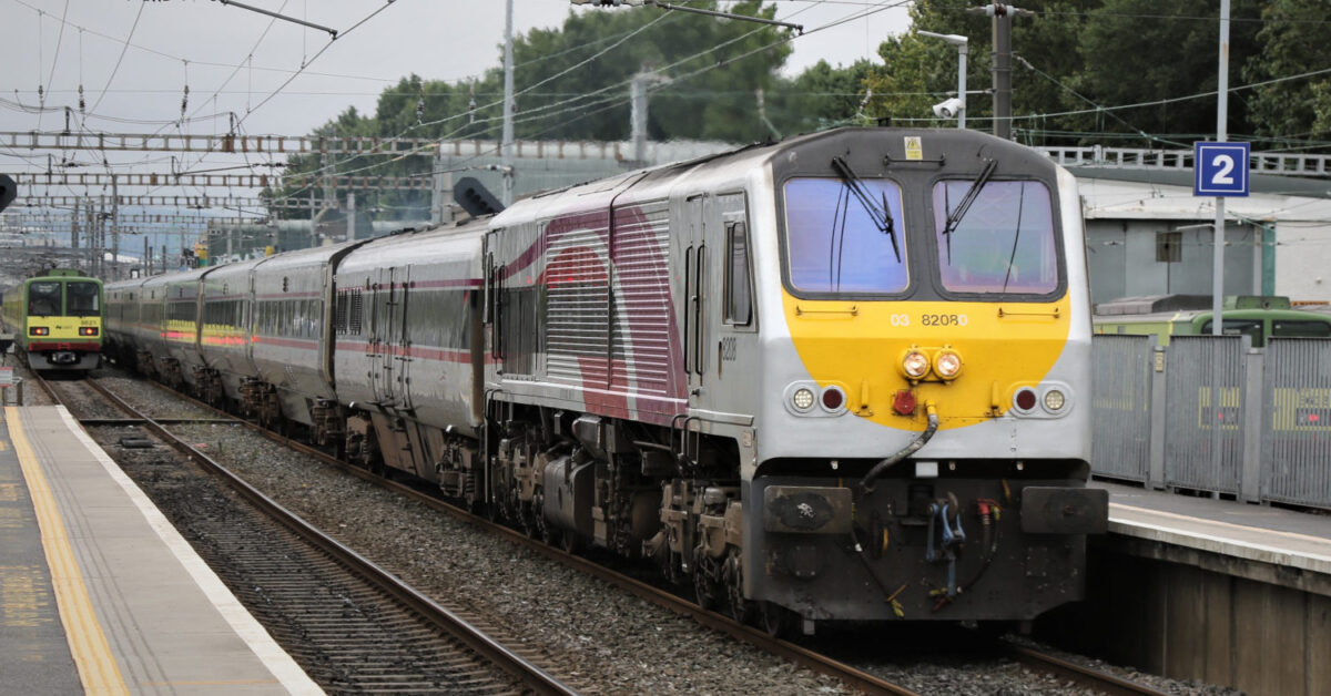 Composición del Enterprise formada por una locomotora de la serie 201, un furgón Mark 3 y coches DeDietrich. (CC BY SA) CITYSWIFT - IRELAND - Wikimedia Commons. Imagen recortada.