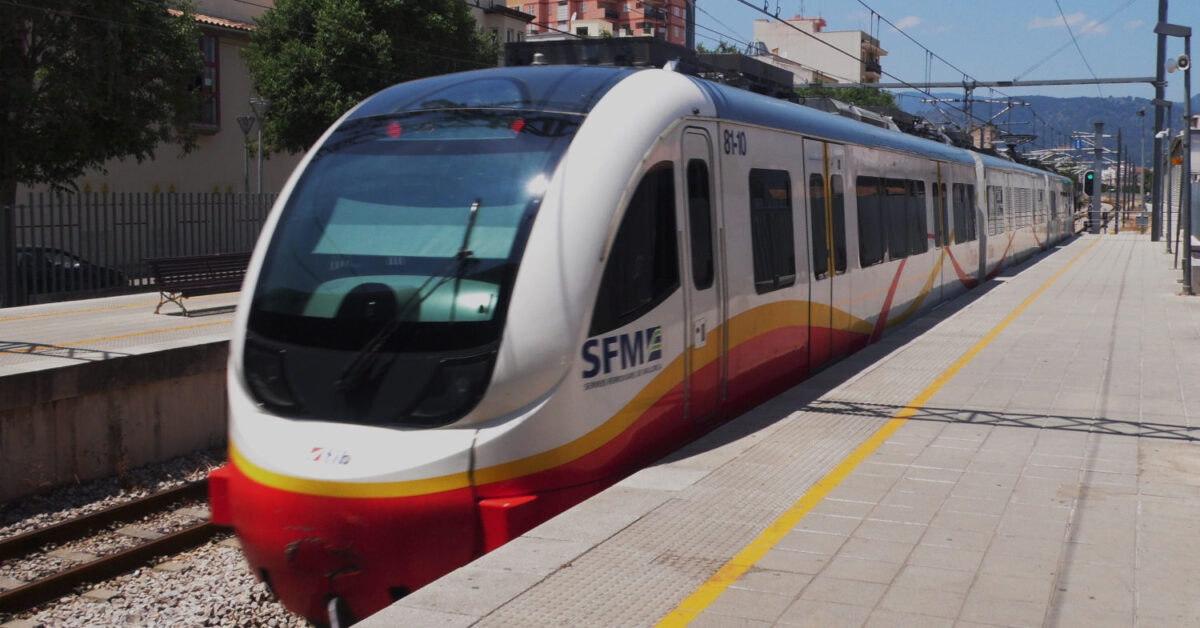 Tren de la serie 81 de SFM en la estación de Inca. (CC BY SA) ANTEKBOJAR-Wikimedia Commons. Imagen recortada.