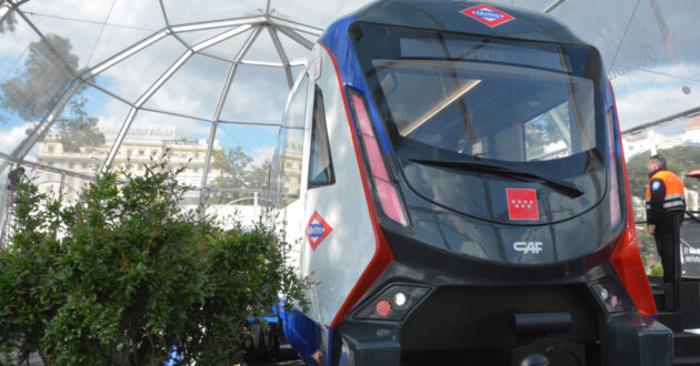 Model of the car with cab of the new line 6 Madrid metro trains at Colón. © MIGUEL BUSTOS.