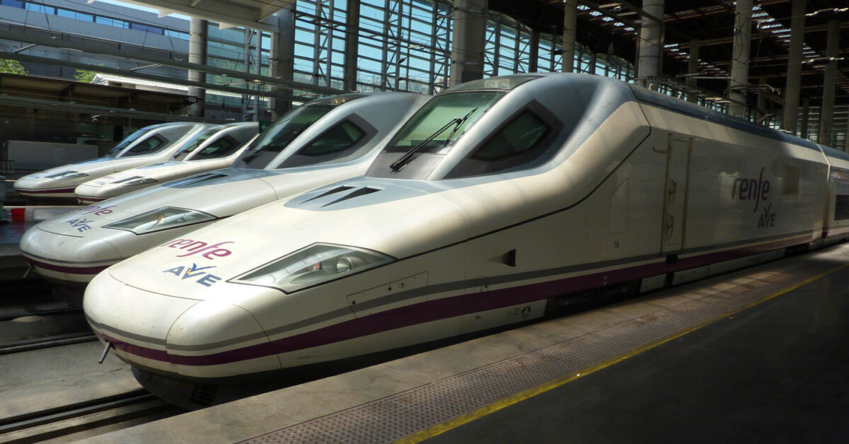 Trenes Talgo 350 (series 102 y 112) de Renfe en Madrid-Puerta de Atocha. © MIGUEL BUSTOS.