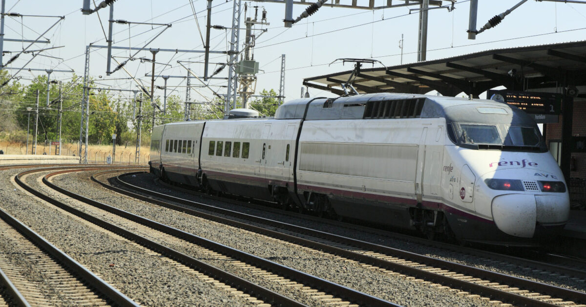 Tren de la serie 100 de Renfe en la estación de Puertollano (LAV Madrid-Sevilla). (CC BY SA) FALK2-Wikimedia Commons. Imagen recortada.