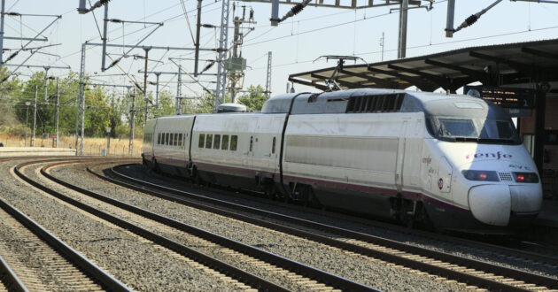 Renfe 100 series train at Puertollano station (LAV Madrid-Sevilla) (CC BY SA) FALK2-Wikimedia Commons. Cropped image.