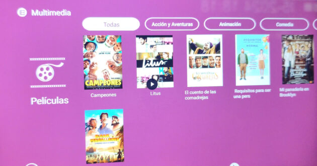 Oferta de películas en la pantalla individual de un tren Avril en mayo de 2024. © MIGUEL BUSTOS.