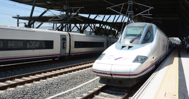 Tren de la serie 112 de Renfe en la estación de Burgos-Rosa Manzano, donde comienza la LAV Burgos-Vitoria. © MIGUEL BUSTOS.