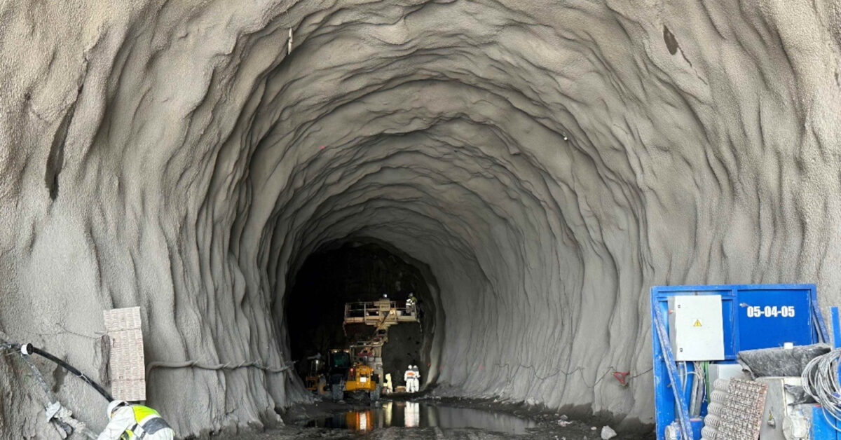 Interior de uno de los nuevos túneles del acceso ferroviario al puerto de Punta Langosteira. © MINISTERIO DE TRANSPORTES Y MOVILIDAD SOSTENIBLE.