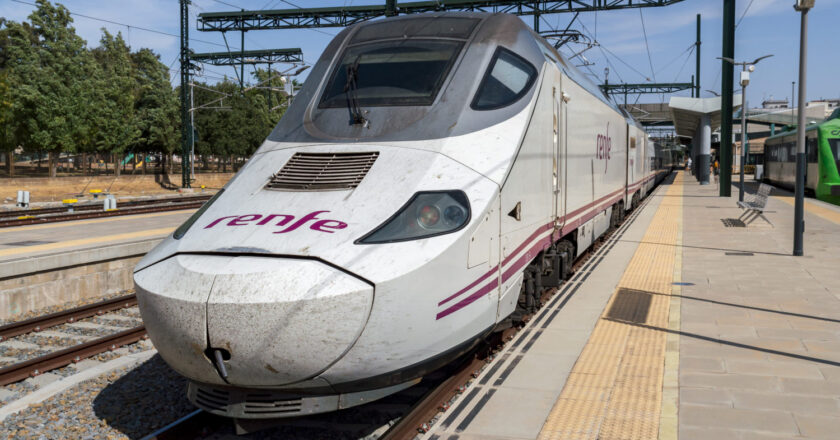 Tren de la serie 730 en Badajoz tras hacer un servicio Alvia desde Madrid. (CC BY SA) RAIL FOX (FLUFFTECH.NET)-Wikimedia Commons. Imagen recortada.