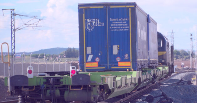 Commercial simulation train of the Madrid-Badajoz Railway Motorway, headed by Medway's 335.034. © ADIF.