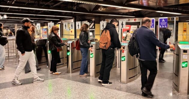 Nuevos controles de acceso en la estación Colón de Metrovalencia. © GVA.
