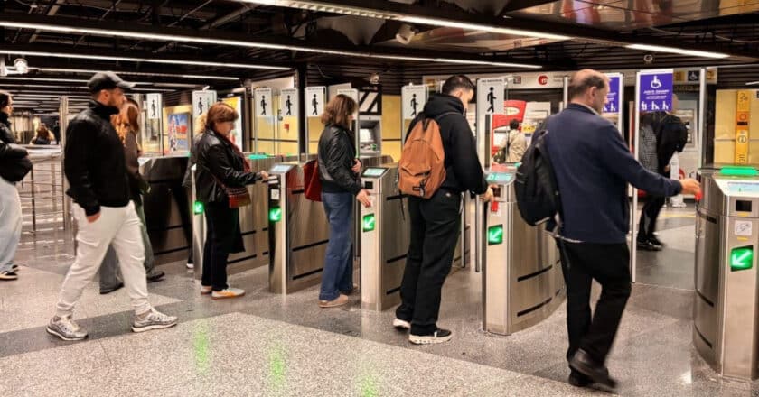 Nuevos controles de acceso en la estación Colón de Metrovalencia. © GVA.