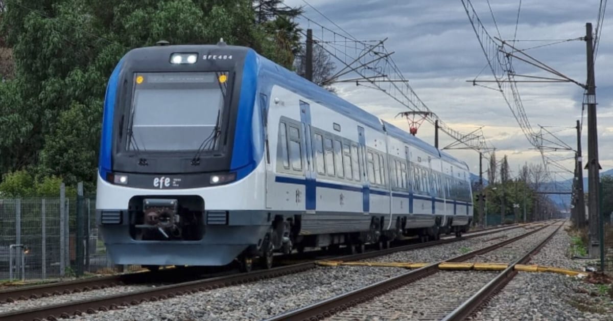 Tren SFE de EFE haciendo el servicio Santiago-Rancagua. (CC BY SA) MURASAKI-SAN-Wikimedia Commons. Imagen recortada.
