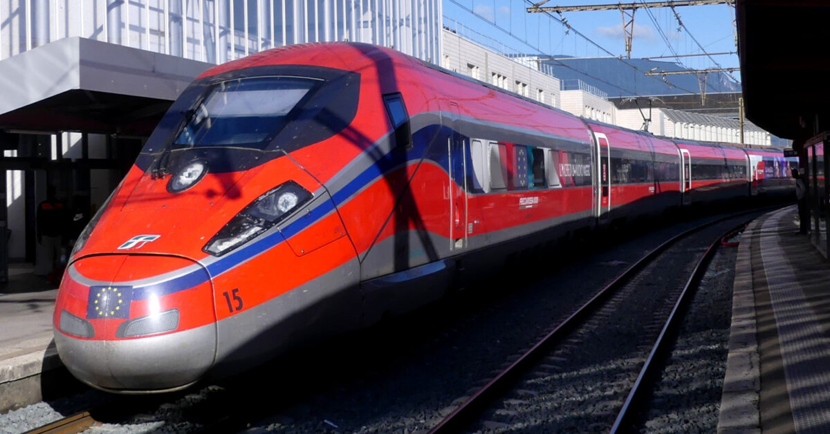 ETR 1000 de Trenitalia France en la estación de Chambéry haciendo un tren Milán-París. (CC BY SA) FLORIEN PÉPELLIN-WIKIMEDIA COMMONS. Imagen recortada.
