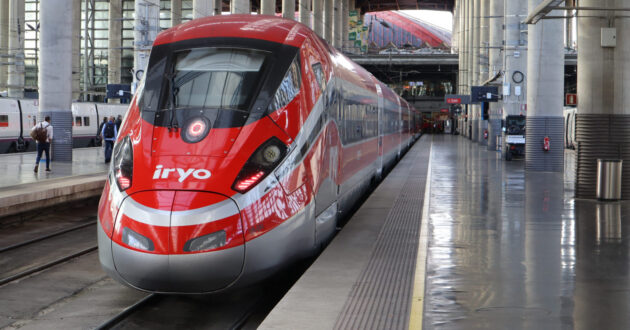 Iryo train at Madrid-Puerta de Atocha station (CC BY SA) TRENPATO-Wikimedia Commons. Cropped image.