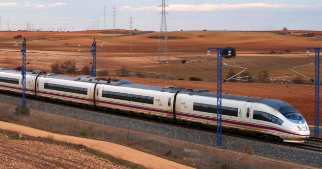 Tren de alta velocidad de Renfe de la serie 103, que puede circular a 350 km/h, haciendo un AVE Madrid-Barcelona. (CC BY) ANDRÉ MARQUES-Flickr. Imagen recortada.