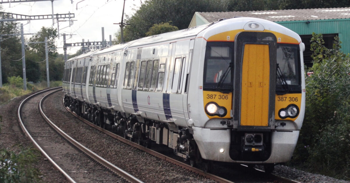 Tren de la serie 387 con la librea de c2c, operador nacionalizado recientemente. (CC BY SA) GEOF SHEPPARD-Wikimedia Commons. Imagen recortada.