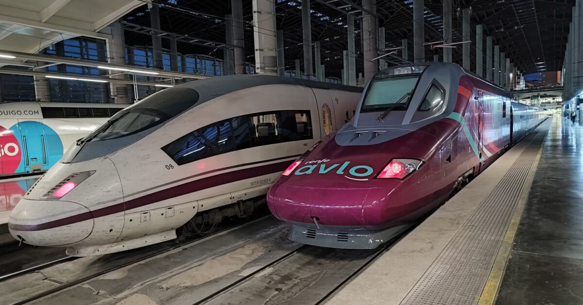 Trenes de la serie 103 para el servicio AVE y 112 para el servicio Avlo en Madrid-Puerta de Atocha. © MIGUEL BUSTOS.