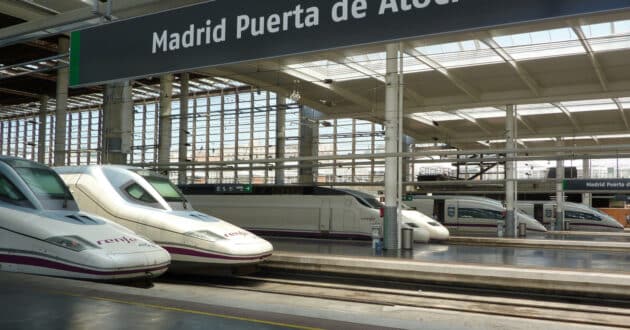 Varios trenes de alta velocidad de Renfe en la estación de Madrid-Puerta de Atocha. © MIGUEL BUSTOS.