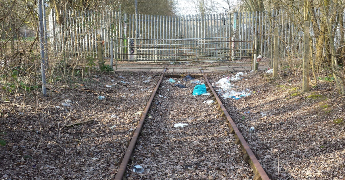 Vía abandonada en Swindon, Inglaterra. (CC BY SA) METALFUSION81 - Wikimedia Commons. Imagen recortada.