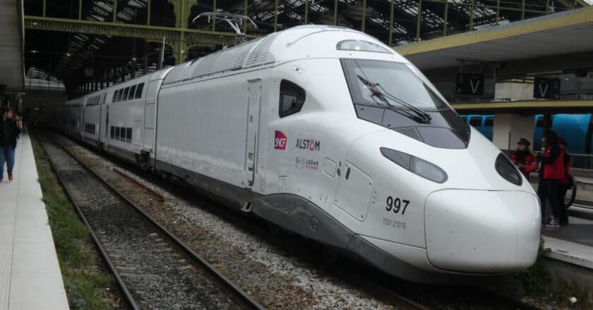 Una de los trenes TGV M usados para la homologación en la estación de Paris-Gare de Lyon, (CC BY SA) RÉMI SIMONNIN-Wikimedia Commons. Imagen recortada.