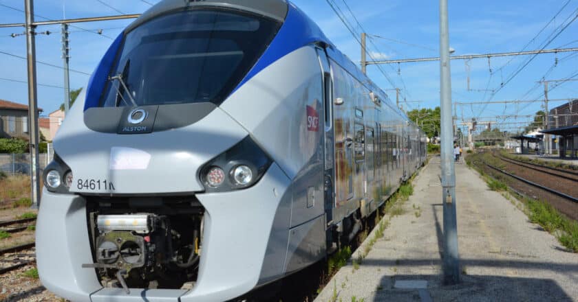 Régiolis de SNCF en la estación de Miramas tras llegar de Marsella. (CC BY SA) GRUPO FERROMEDIA/MARCOS ROMERO.