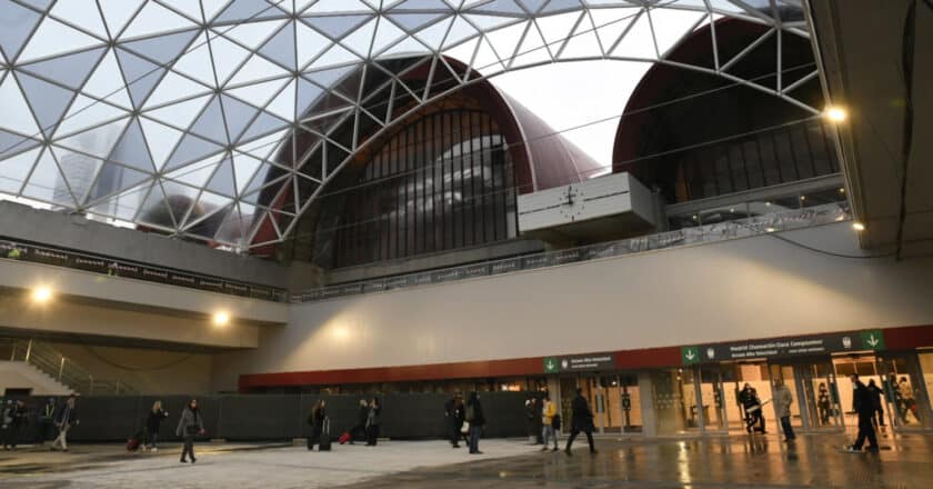 Acceso principal a la estación de Chamartín con la plaza cubierta. © ADIF.