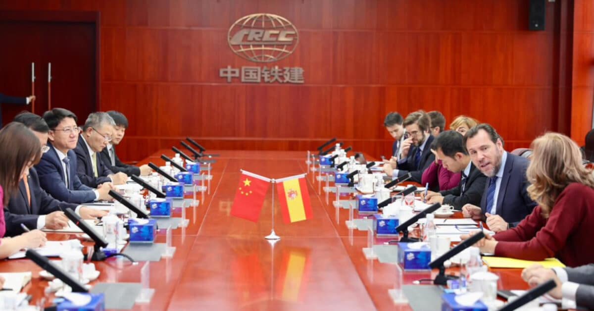 El ministro de Transportes y Movilidad Sostenible, Óscar Puente, durante la reunión en una sede de CRRC. © ÓSCAR PUENTE-X.