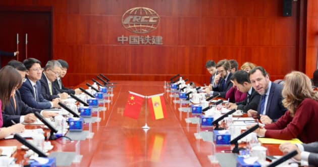 El ministro de Transportes y Movilidad Sostenible, Óscar Puente, durante la reunión en una sede de CRRC. © ÓSCAR PUENTE-X.