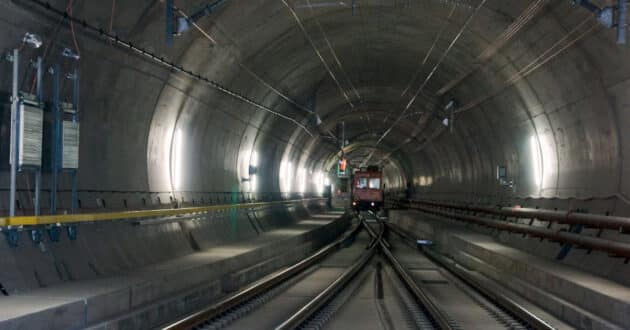 Electrification work in one of the galleries of the Gotthard Base Tunnel (CC BY SA) HANNES ORTLIEB-Wikimedia Commons. Cropped image.