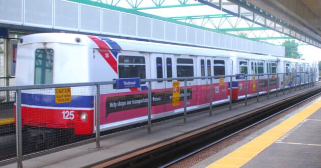 Tren de la serie Mark I del SkyTrain de Vancouver, el primero en usar la tecnología SelTrac de Hitachi. (CC BY SA) ALASDAIR MCLELLAN-Wikimedia Commons. Imagen recortada.