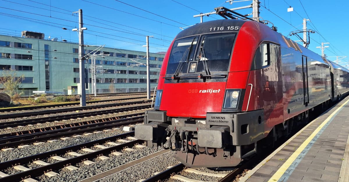 Composición Railjet en la estación de Graz antes de salir a Klagenfurt por el Koralmbahn. © ÖBB/FINKER.