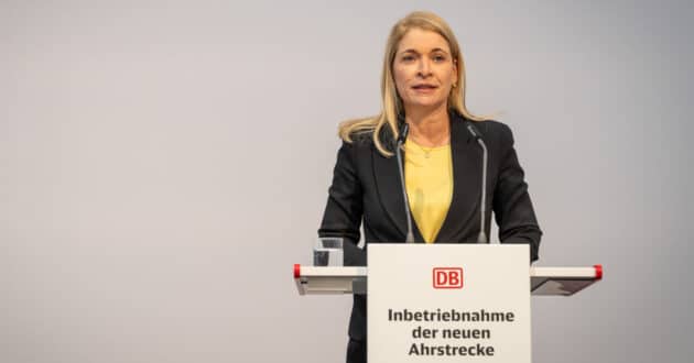 Evelyn Palla, directora General de DB, durante la inauguración de la reforma del ferrocarril del valle de Ahr. © DEUTSCHE BAHN AG / MICHAEL NEUHAUS.