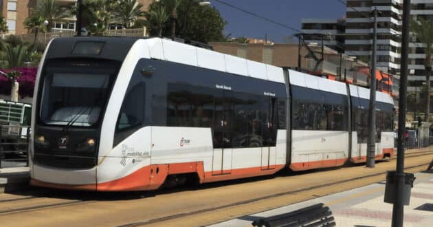 Unidad 4106 de TRAM d'Alacant. (CC BY SA) FALK2 - Wikimedia Commons. Imagen recortada.
