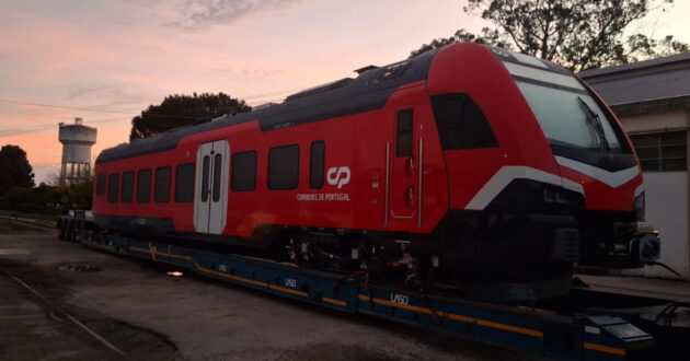 Primer coche de los 22 trenes nuevos de Stadler para CP en Entroncamento. AUTORÍA DESCONOCIDA. Se você é o autor da foto, entre em contacto com a Trenvista.