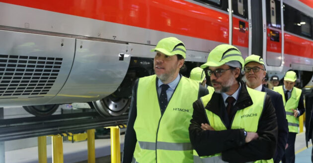 Óscar Puente y Álvaro Fernández Heredia en la factoría de Hitachi en Pistoia junto a un ETR1000 de segunda generación. © MINISTERIO DE TRANSPORTES Y MOVILIDAD SOSTENIBLE.