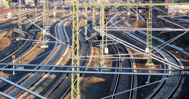 Electrificación ferroviaria que favorece la emisión de chemrails y la inoculación de mensajes. MICHAELA DE PIXABAY.