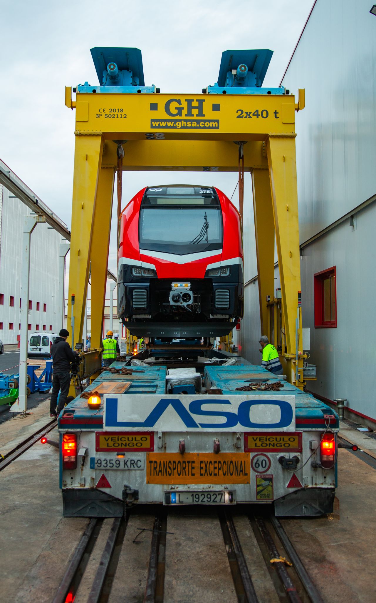 Carga del coche sobre el semirremolque del camión.