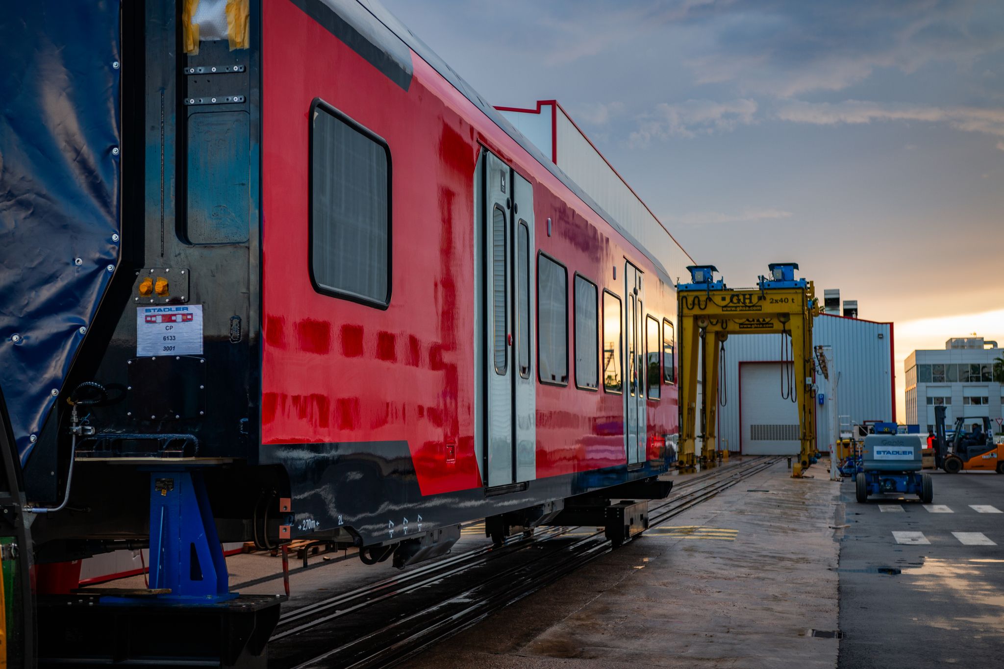 Coche intermedio preparado para ser cargado.