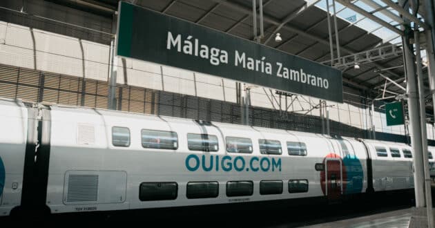 Tren de Ouigo en la estación de Málaga-María Zambrano, uno de los destinos que han sufrido recortes. © OUIGO ESPAÑA.