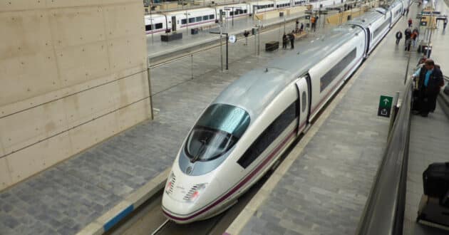 Renfe's 103 series high-speed train at Zaragoza-Delicias (CC BY SA) CARLOS TEIXIDOR CADENAS.