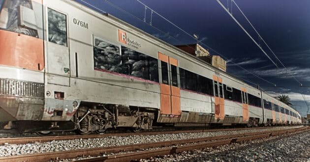 Tren de la serie 447 de Rodalies circulando por Montgat. (CC BY) CANDI...-Flickr. Imagen recortada.