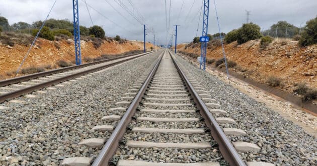 Section of the Madrid-Barcelona high-speed line with traditional monoblock sleepers. LA MONCLOA.