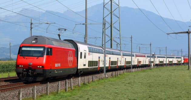 SBB train pulled by two Re 460 locomotives. (CC BY SA) SAMSON NG . D201E@L-Flickr. Image cropped.