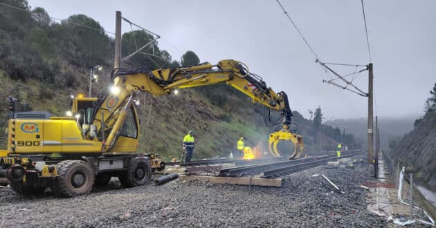 Machinery working to repair the track in Adamuz. X ÓSCAR PUENTE.