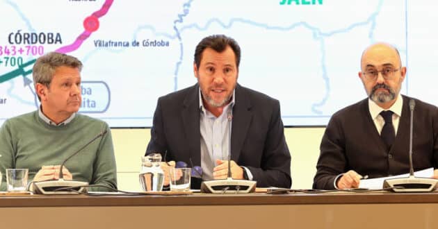 José Antonio Santano (left), Óscar Puente (centre) and Pedro Marco de la Peña (right) during the press conference. MINISTRY OF TRANSPORT AND SUSTAINABLE MOBILITY.