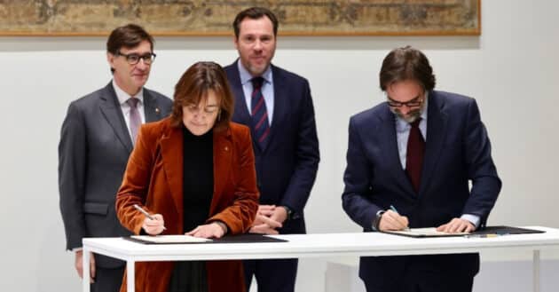 Sílvia Paneque (izqda) y Álvaro Fernández Heredia (dcha) durante la firma, ante la mirada de Salvador Illa (izqda) y Óscar Puente (derecha). © MINISTERIO DE TRANSPORTES Y MOVILIDAD SOSTENIBLE.