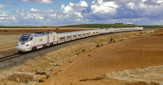 Renfe 730 series train covering an Alvia Madrid-Galicia, like the one that derailed at Angrois (CC BY) JOSÉ IGNACIO ESNARRIAGA SAN JOSÉ-Flickr. Cropped image
