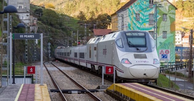 Tren Alvia de la serie 730 pasando por la estación de Os Peares (CC BY SA) PEDRO SEOANE PRADO-Wikimedia Commons. Imagen recortada