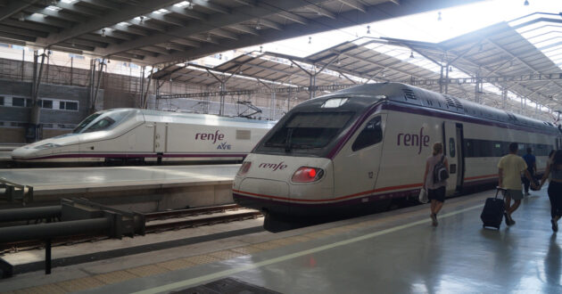 Estación de Málaga-María Zambrano con trenes de alta velocidad de Renfe. (CC BY SA) PATRICK1977BLN-Flickr. Imagen recortada.