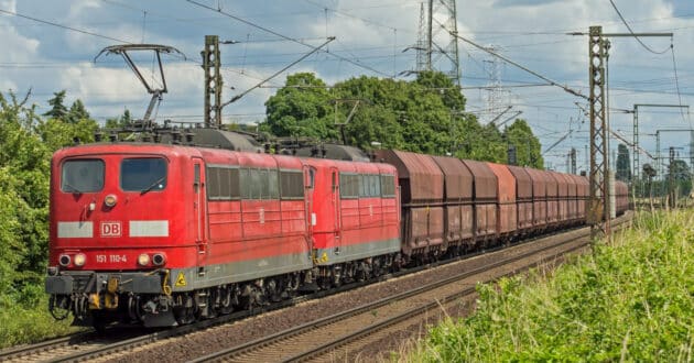 Tren de DB Cargo remolcado por una doble tracción de BR 151. (CC BY SA) ROB DAMMERS-Wikimedia Commons. Imagen recortada.
